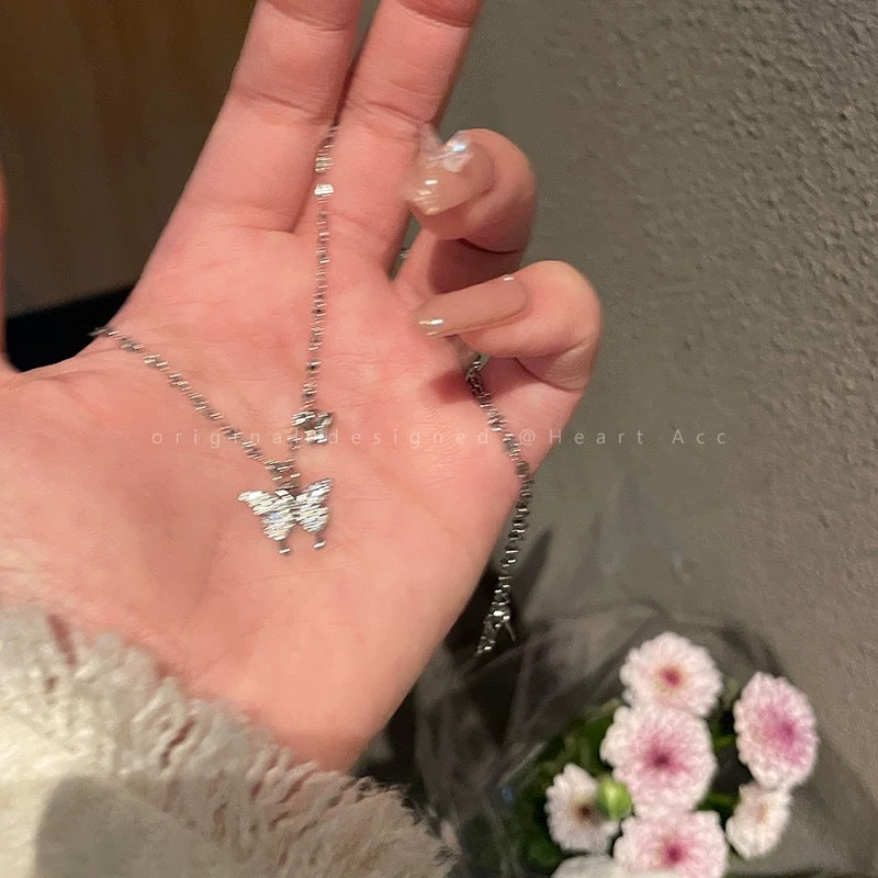 Damen Halskette mit funkelndem Schmetterlingsanhänger und zartem Design Shop Nory