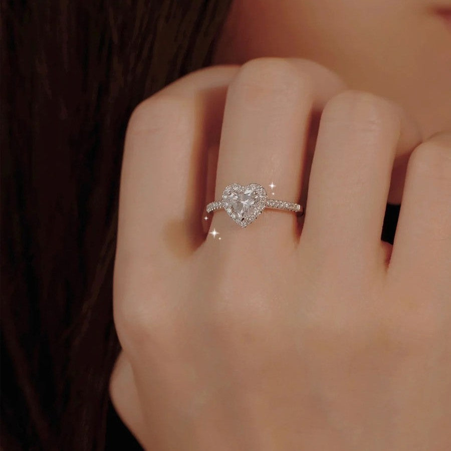 Damenring mit herzförmigem Zirkonia und funkelnden Details Shop Nory