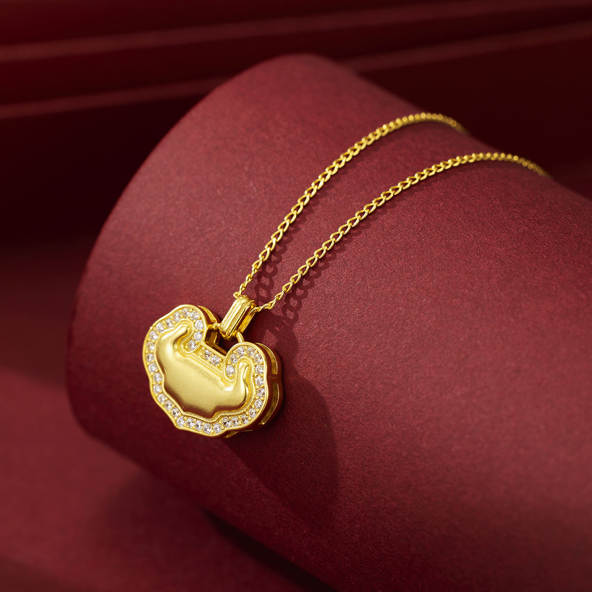 Damen Halskette mit kunstvollem Anhänger aus hochwertigem Gold und funkelnden Zirkonia Shop Nory