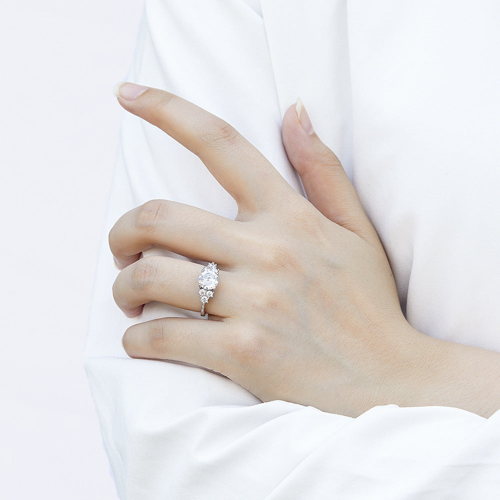 Damen Verlobungsring mit funkelndem Brillantdesign und modernem Edelstahlbesatz Shop Nory