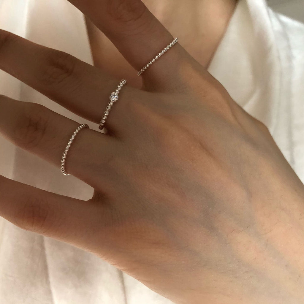 Damen schicker minimalistischer Ring mit zarten Perlenakzenten Shop Nory