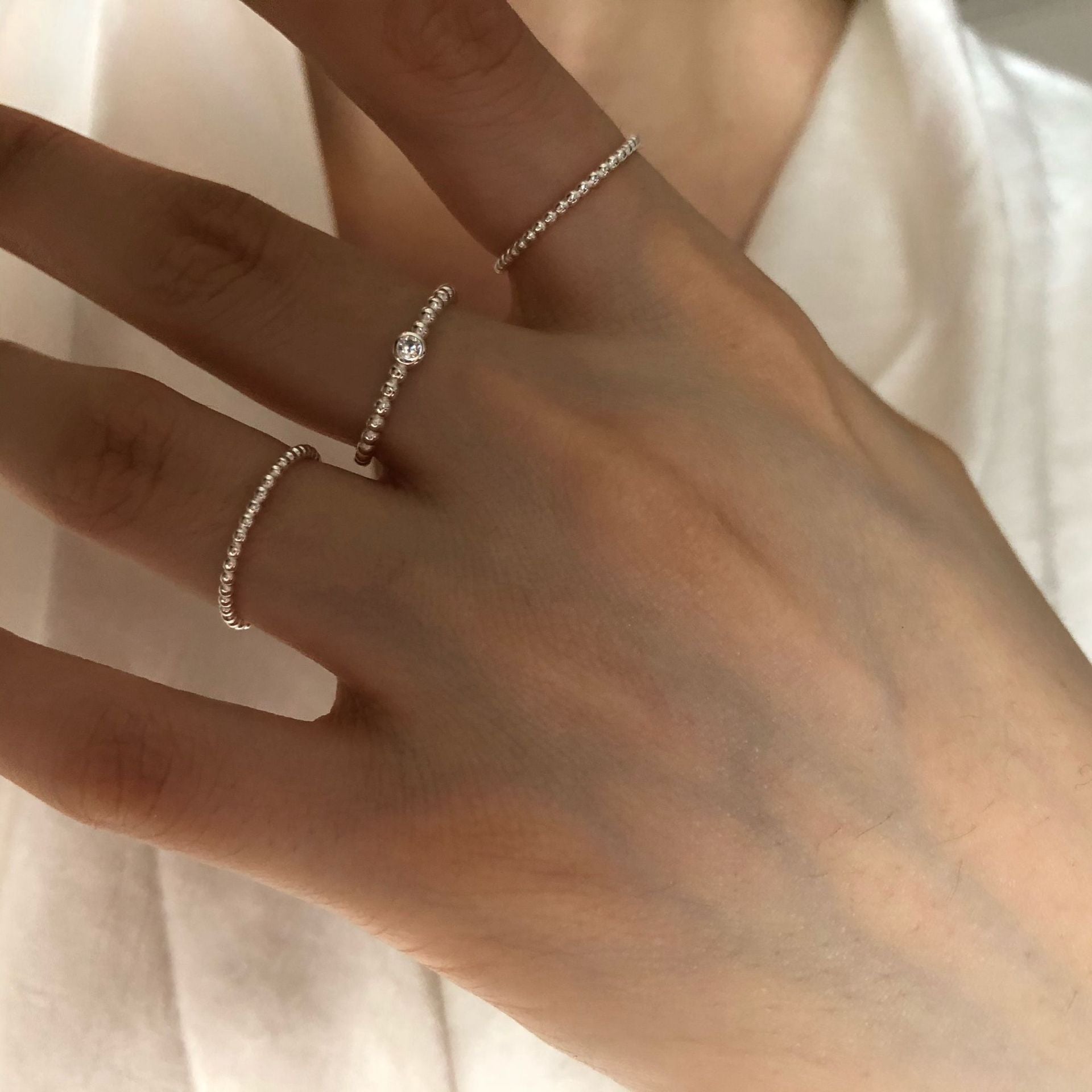 Damen schicker minimalistischer Ring mit zarten Perlenakzenten Shop Nory