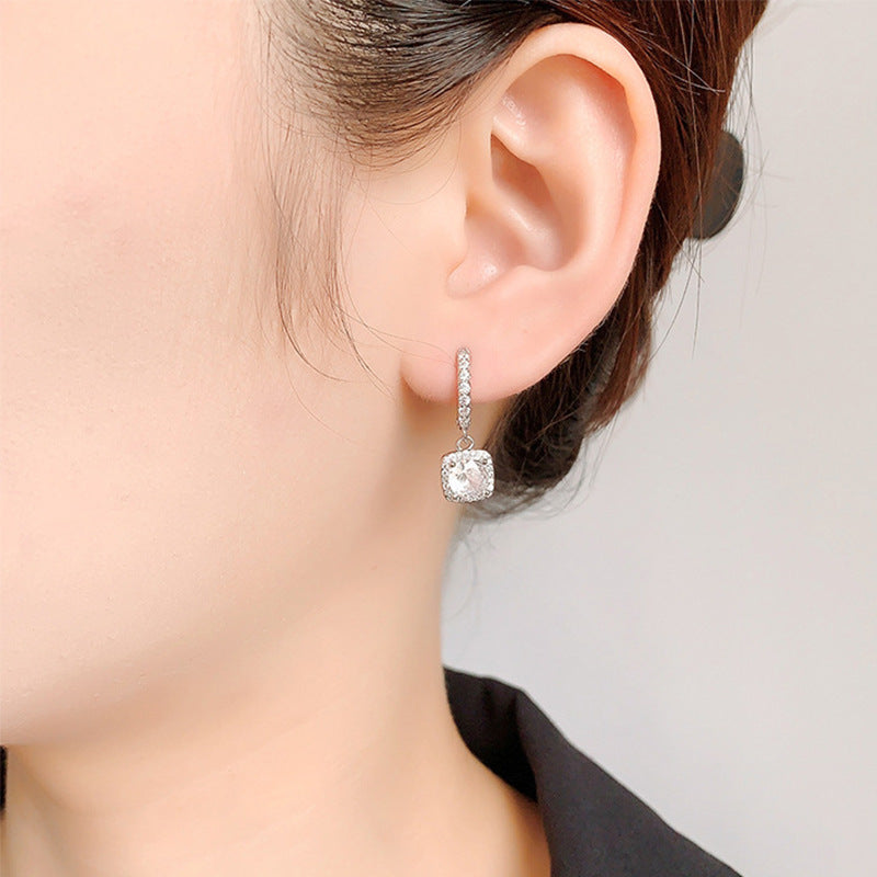 Damen Elegante Ohrringe mit funkelnden Zirkonia und quadratischen Anhängern Shop Nory