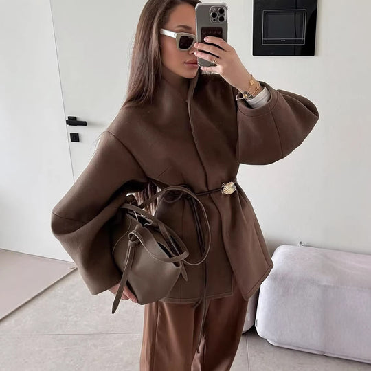 Damen Kurzjacke mit Wickelverschluss, taillierendem Ledergürtel und Muschelschließe Shop Nory