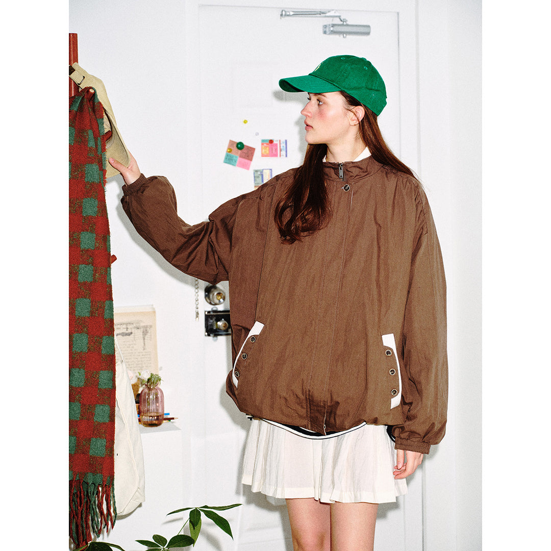 Unisex Kurz geschnittene leichte Windblousonjacke mit Stehkragen, verdecktem Reißverschluss und kontrastierten Pattentaschen Shop Nory