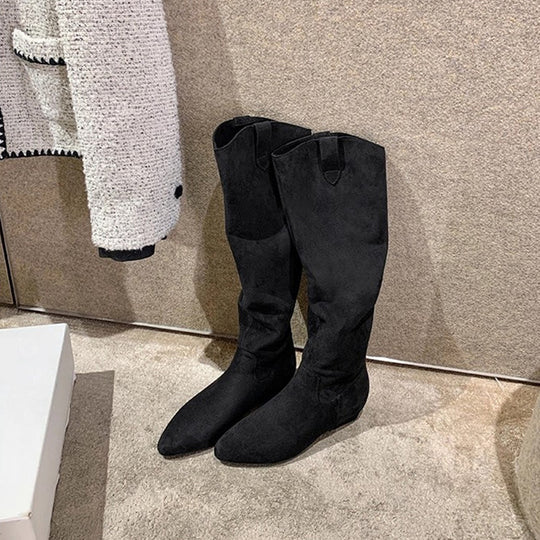 Damen Kniehohe Slouch‑Stiefel aus weichem Veloursleder mit spitzer Zehenpartie und niedrigem Absatz Shop Nory