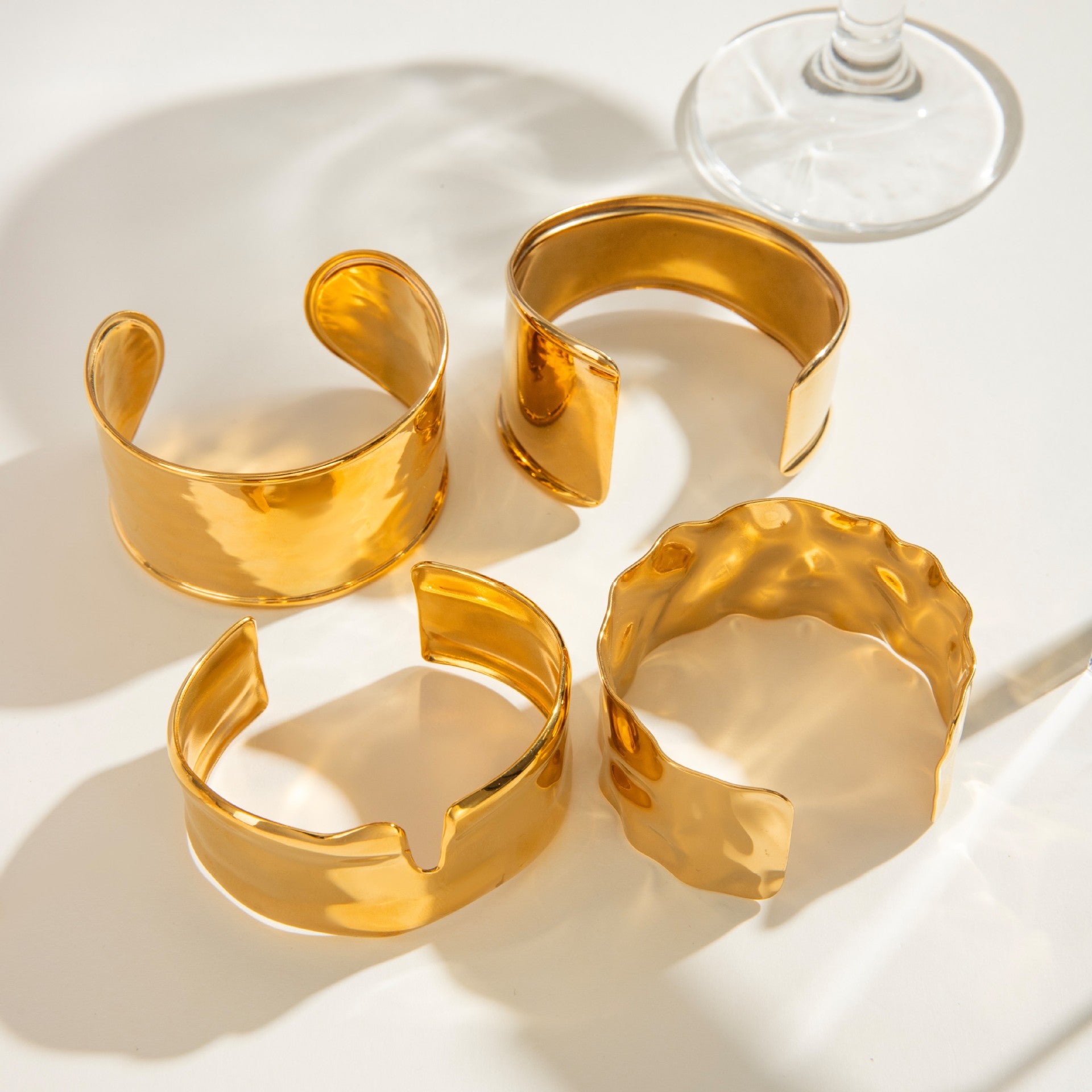 Damen Armreif aus hypoallergenem und wasserdichtem Edelstahl mit modernem Design Shop Nory
