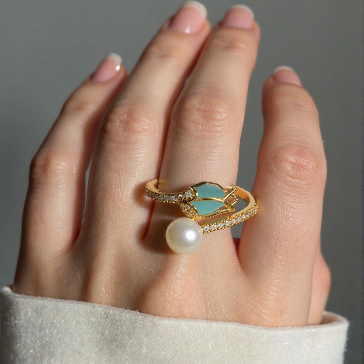Damen Eleganter Ring mit Blumenmotiv und Perle Shop Nory