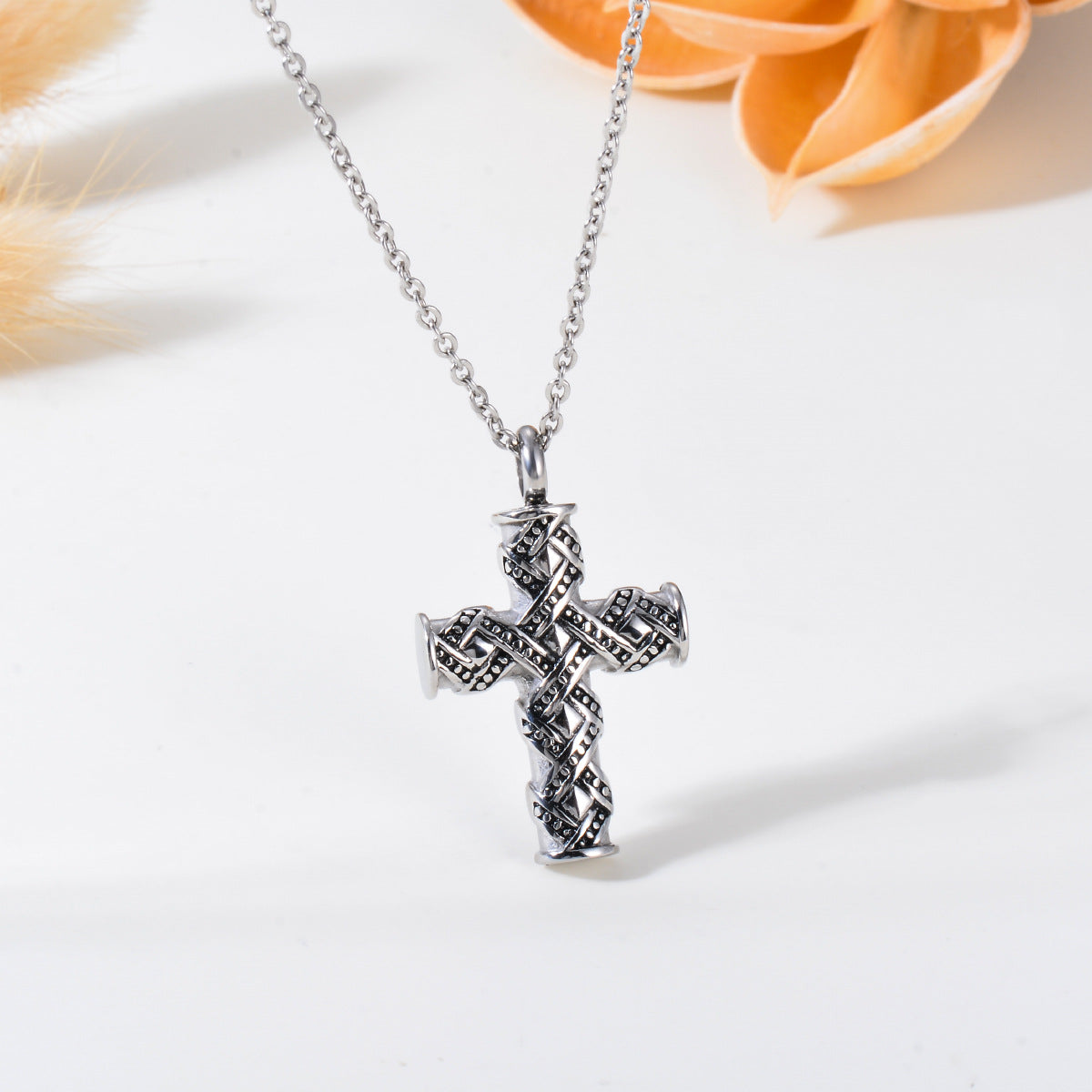 Damen Kreuzanhänger mit detailliertem keltischen Design und robustem Edelstahl Shop Nory