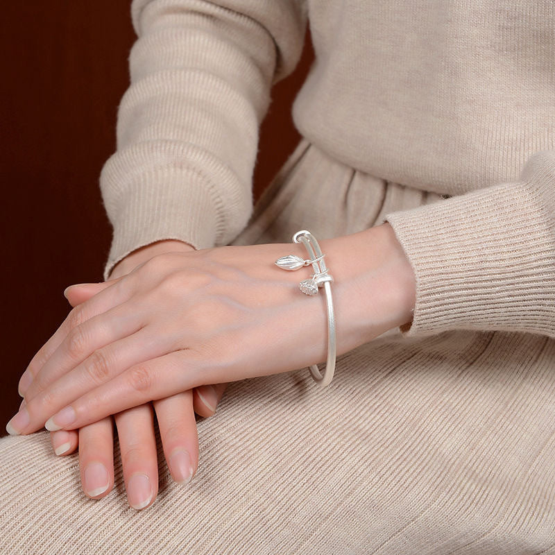 Damenarmband mit filigranem Blattmotiv und funkelnden Akzenten Shop Nory