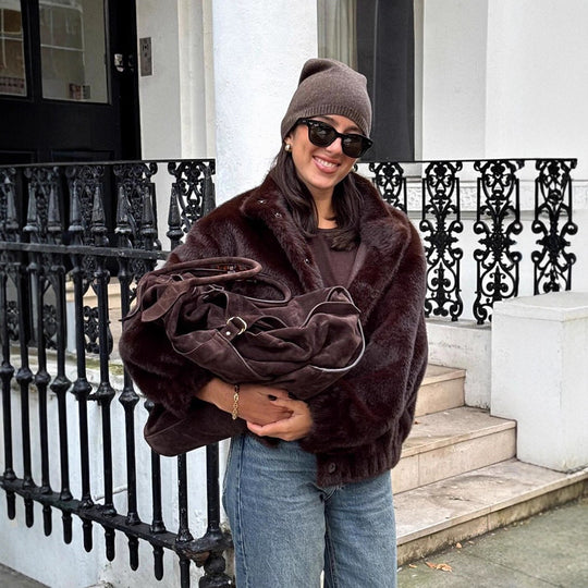 Damen Kurzjacke im Teddy‑Fauxfur mit Boxy‑Silhouette und aufgesetzter Tasche Shop Nory