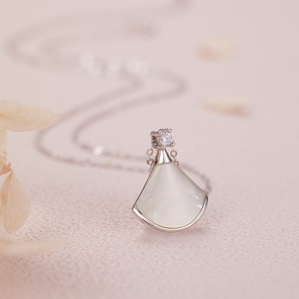 Damen Halskette mit eleganter Muschelform und funkelnden Kristallen Shop Nory