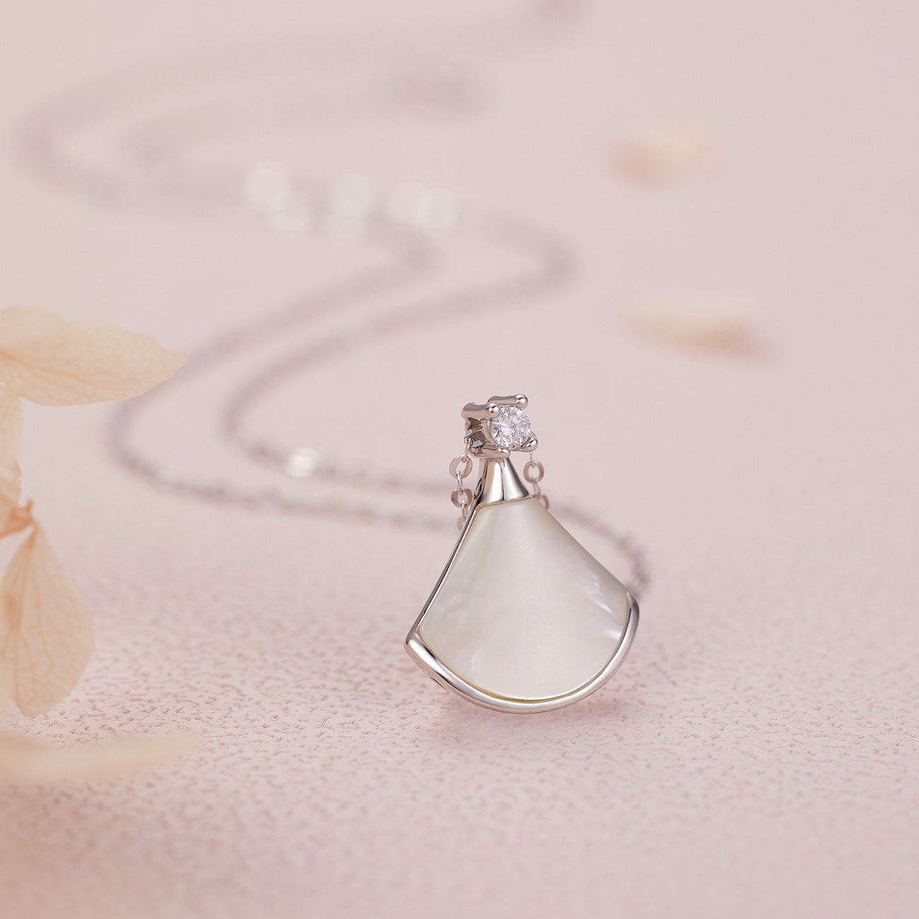Damen Halskette mit eleganter Muschelform und funkelnden Kristallen Shop Nory