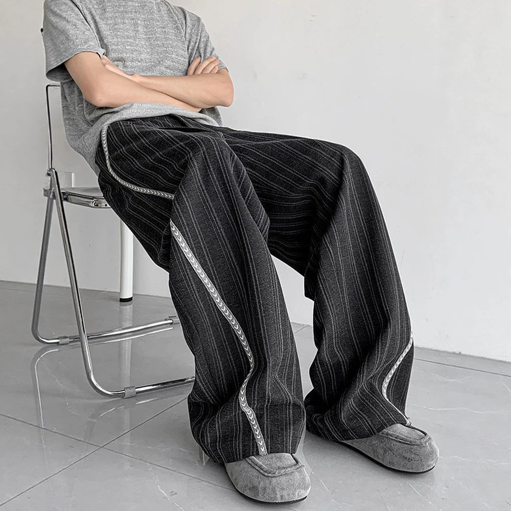 Herren weite Baggy-Hose in Anzugoptik mit feinem Nadelstreifen und geflochtener Seitenpaspel Shop Nory