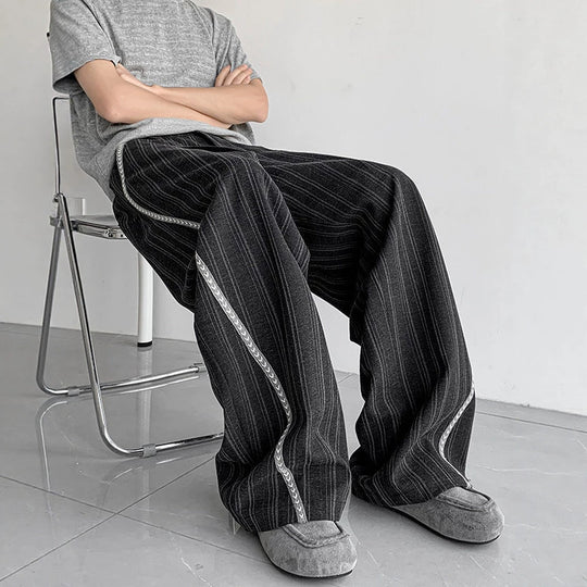 Herren weite Baggy-Hose in Anzugoptik mit feinem Nadelstreifen und geflochtener Seitenpaspel Shop Nory