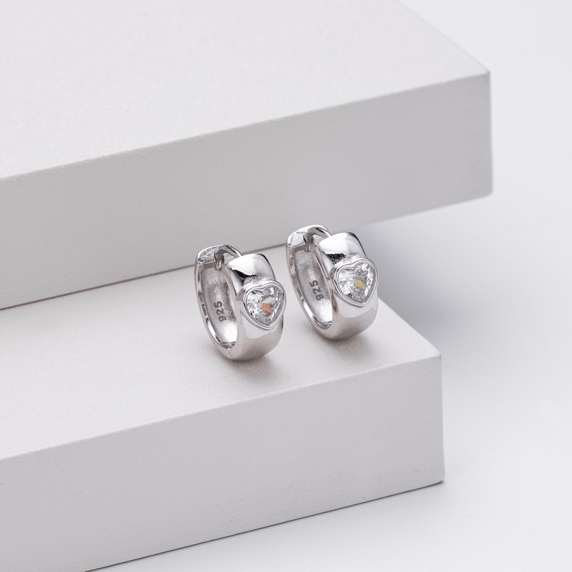 Damen Creolen mit herzförmigem Zirkonbesatz aus 925 Sterling Silber Shop Nory