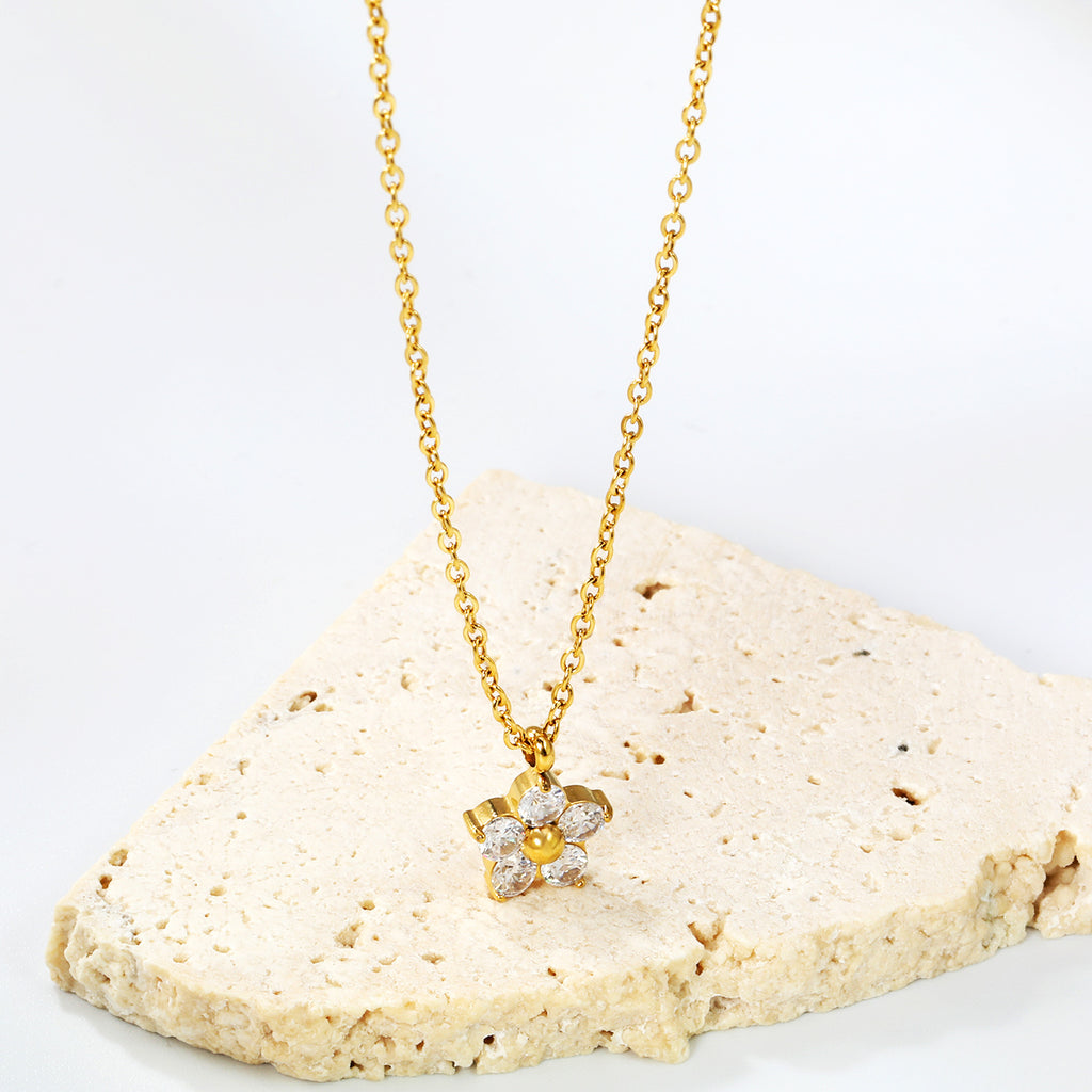Damen Halskette mit hochwertigem Blumenanhänger und funkelnden Kristallen Shop Nory