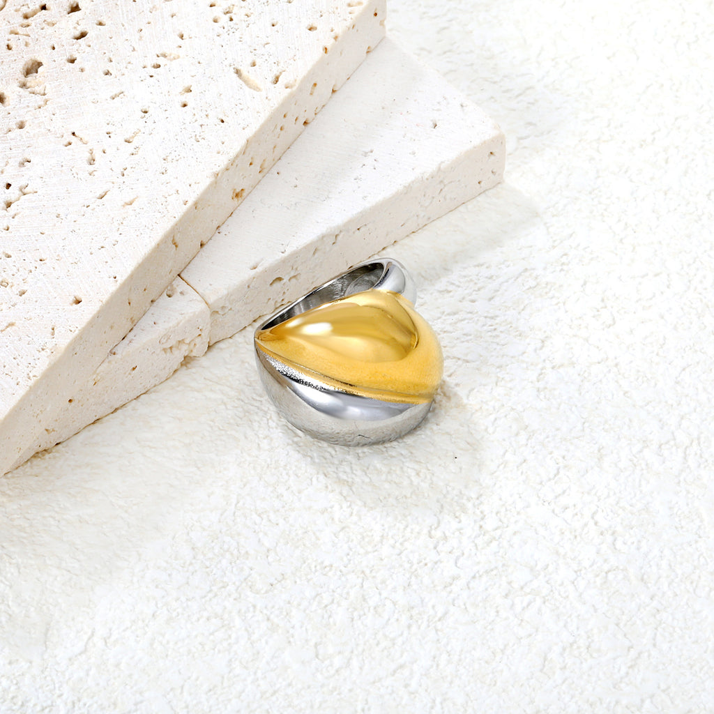 Damen Ring mit zeitlosem, geschwungenem Design aus hochwertigem Edelstahl und elegantem Goldakzent Shop Nory