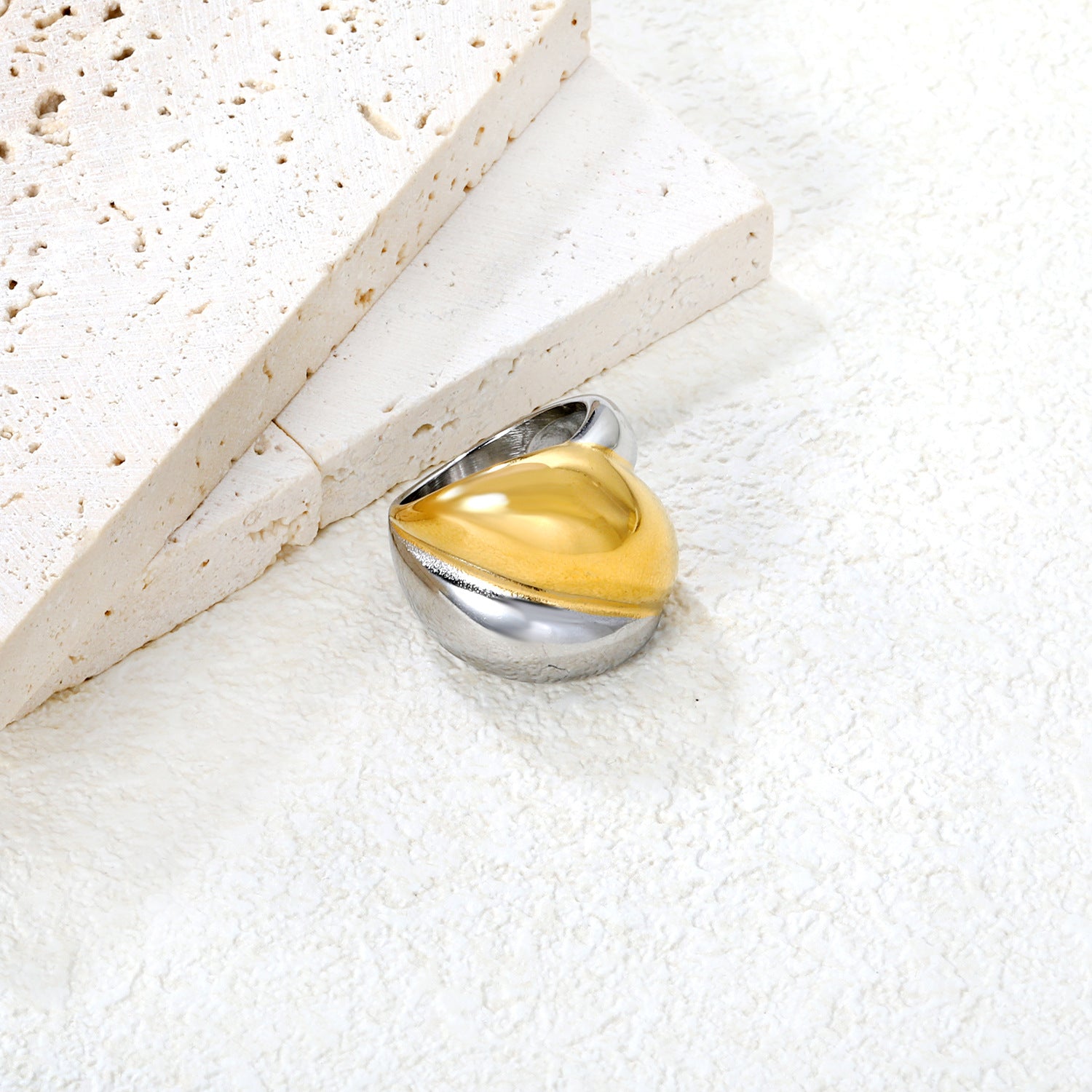 Damen Ring mit zeitlosem, geschwungenem Design aus hochwertigem Edelstahl und elegantem Goldakzent Shop Nory