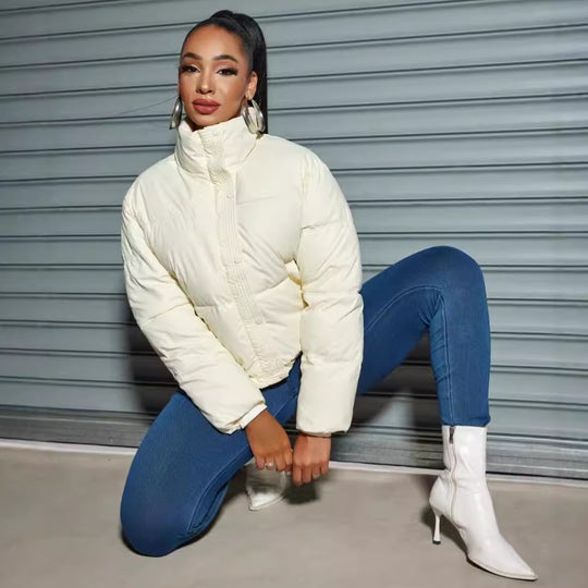 Damen Kurz geschnittene wattierte Steppjacke mit hohem Stehkragen und verdecktem Reißverschluss Shop Nory