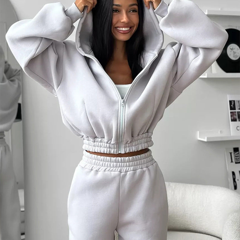 Damen Cropped‑Zip‑Hoodie mit Ballonärmeln und hochgeschnittener Jogginghose mit gerafftem Taillenbund Shop Nory