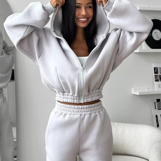 Damen Cropped‑Zip‑Hoodie mit Ballonärmeln und hochgeschnittener Jogginghose mit gerafftem Taillenbund Shop Nory