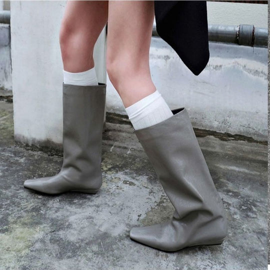 Damen kniehohe Slouch‑Lederstiefel mit quadratischer Zehenform und flachem Absatz Shop Nory