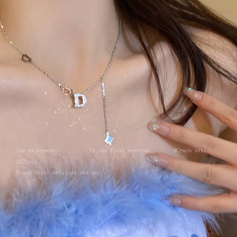Damen Halskette mit funkelndem "D"-Anhänger und zarten Sternmotiv Shop Nory