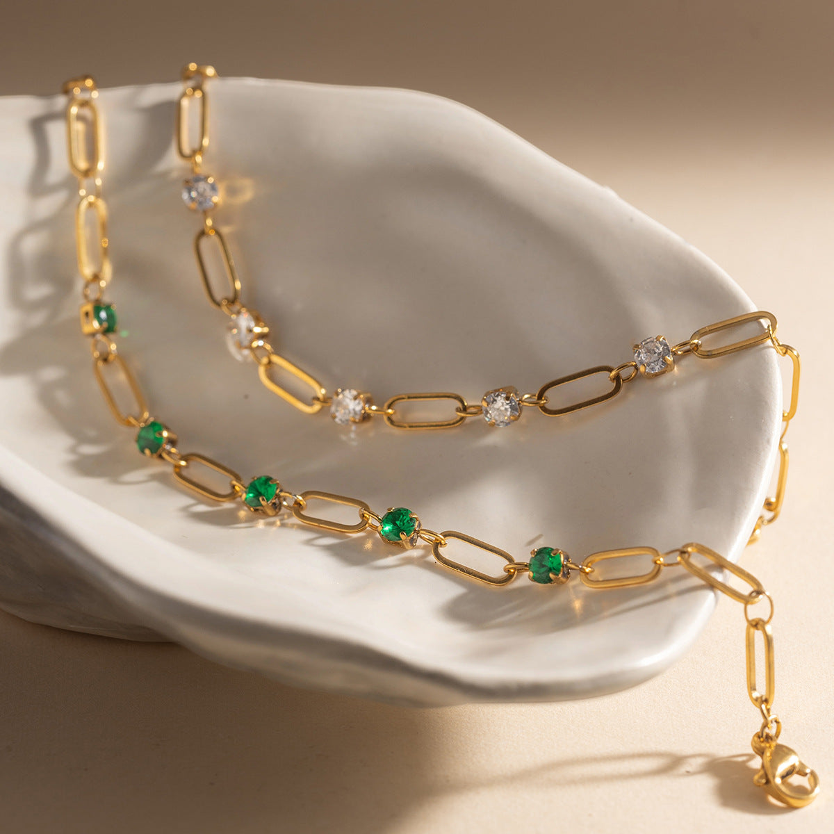 Damen Armband mit funkelnden grünen Kristallen und eleganter Edelstahlverarbeitung Shop Nory