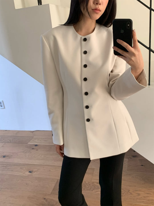 Damen Taillierter Blazer mit skulpturaler Schulter, Rundhalsausschnitt und Kontrastknopfleiste Shop Nory