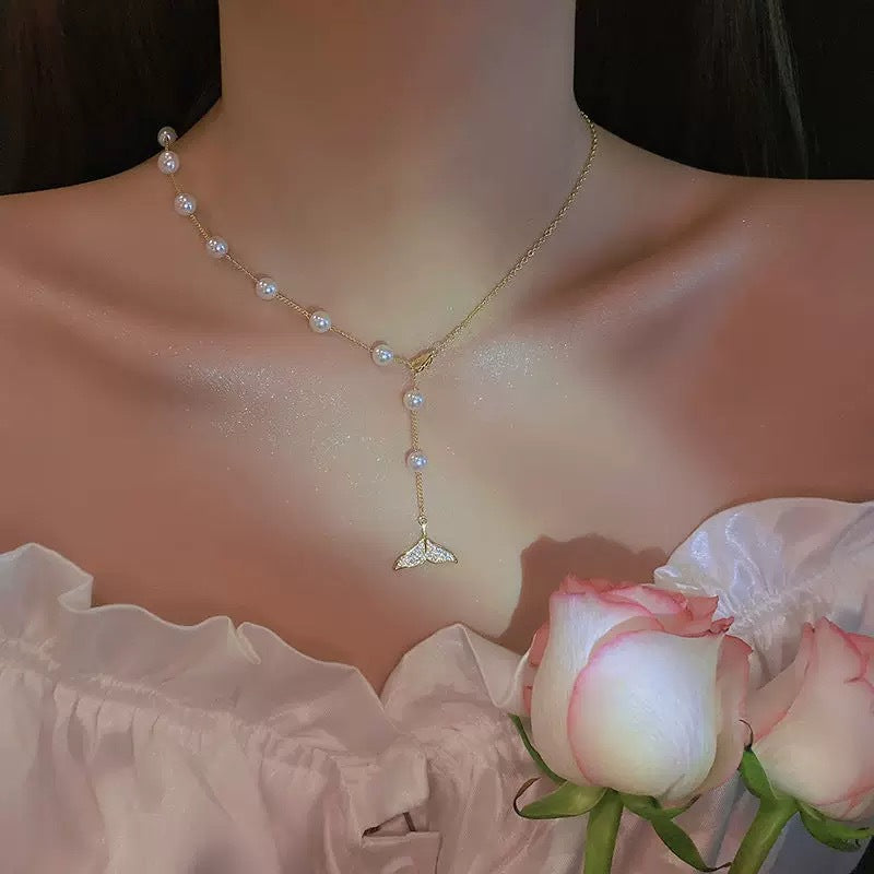 Damen Halskette mit eleganter Delphinflossen-Anhängern und paillettenverzierten Details Shop Nory