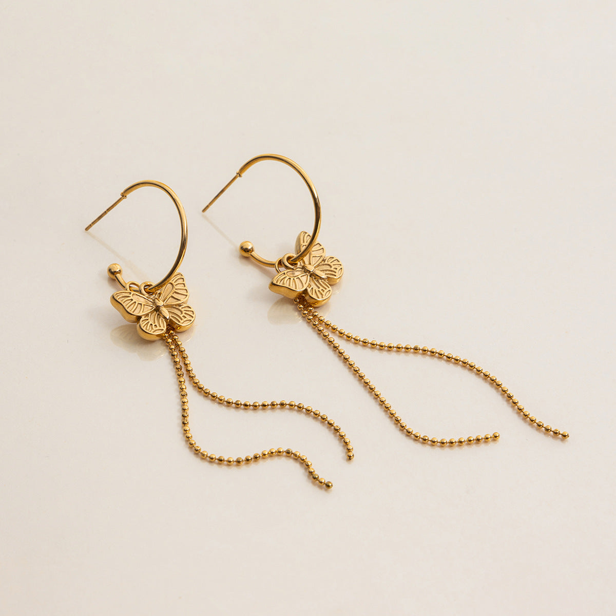 Damen Ohrhänger mit filigranem Schmetterlingsdesign und hängenden Kettendetails Shop Nory