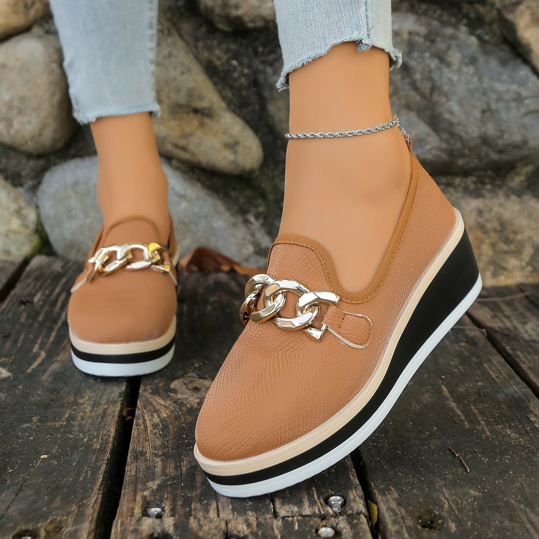 Damen slip-on Plateau-Loafer mit dekorativer Metallkette, strukturiertem Kunstleder und gepolstertem Komfortfußbett Shop Nory