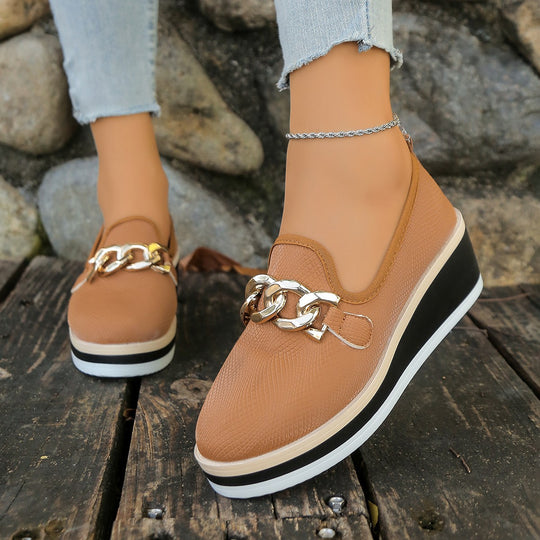 Damen slip-on Plateau-Loafer mit dekorativer Metallkette, strukturiertem Kunstleder und gepolstertem Komfortfußbett Shop Nory