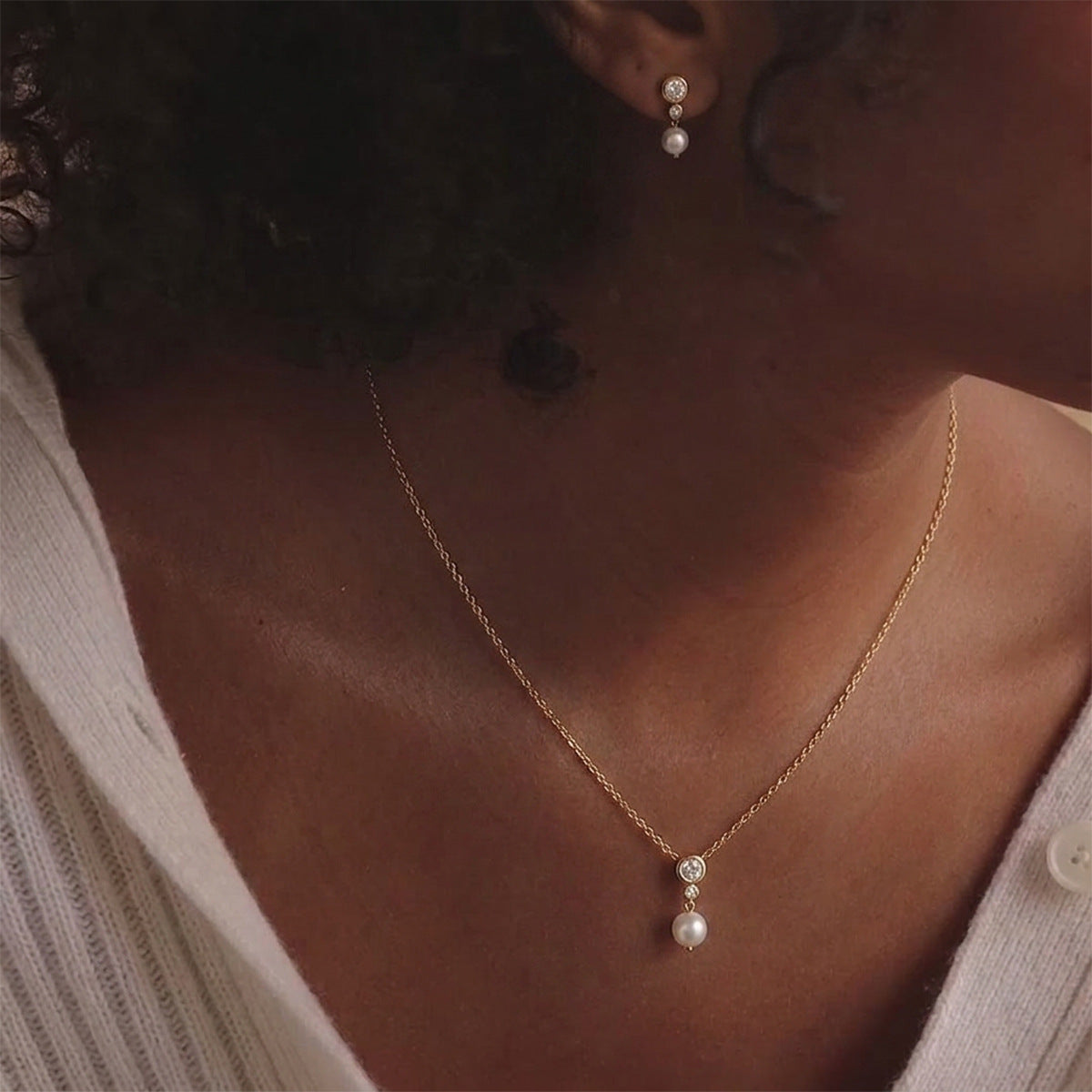 Damen Elegante Halskette mit Zirkonia und Perlenanhänger Shop Nory