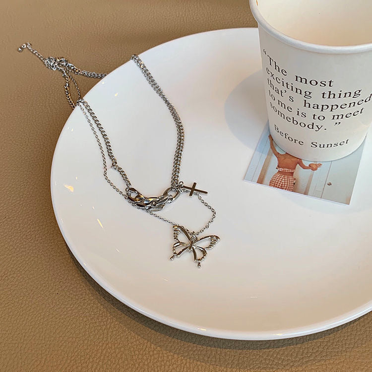 Damen mehrlagige Halskette mit filigranem Schmetterlingsanhänger und urbanem Design Shop Nory