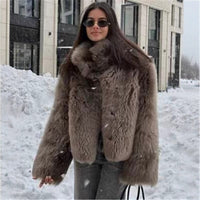 Kurze Pelzjacke mit Stehkragen – Abgebildete Farbe