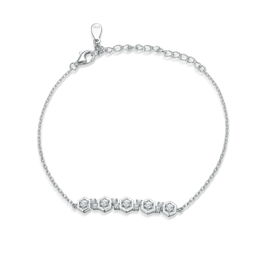 Damenarmband mit filigranem Design und funkelnden Zirkonia-Elementen Shop Nory