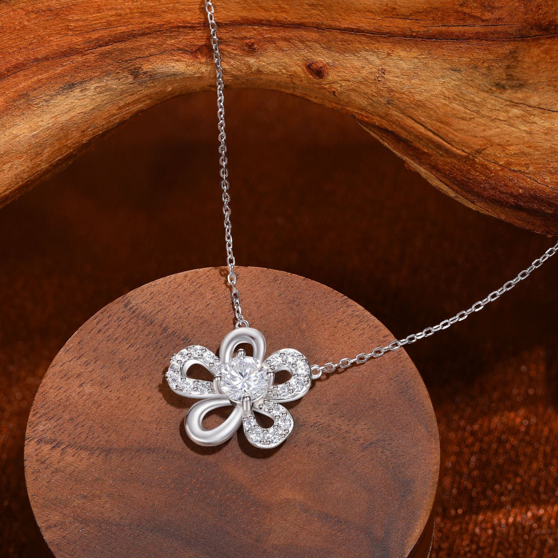 Damen Halskette mit floralem Design und funkelndem Zirkonia-Besatz Shop Nory