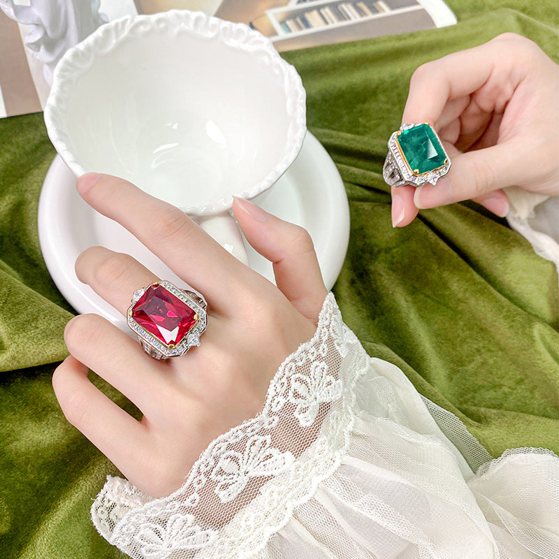 Emerald-Cut Statement Cocktailring mit Halo und Baguette-Akzentdiamanten
