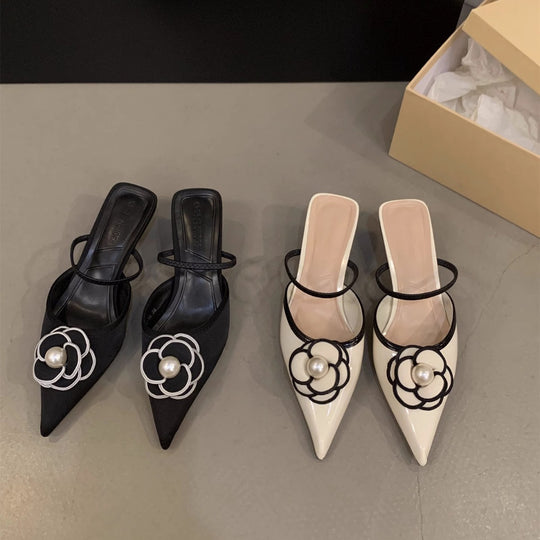 Damen spitz zulaufende Satin‑Mules mit zartem Knöchelriemen und Perlen‑Blütenapplikation Shop Nory