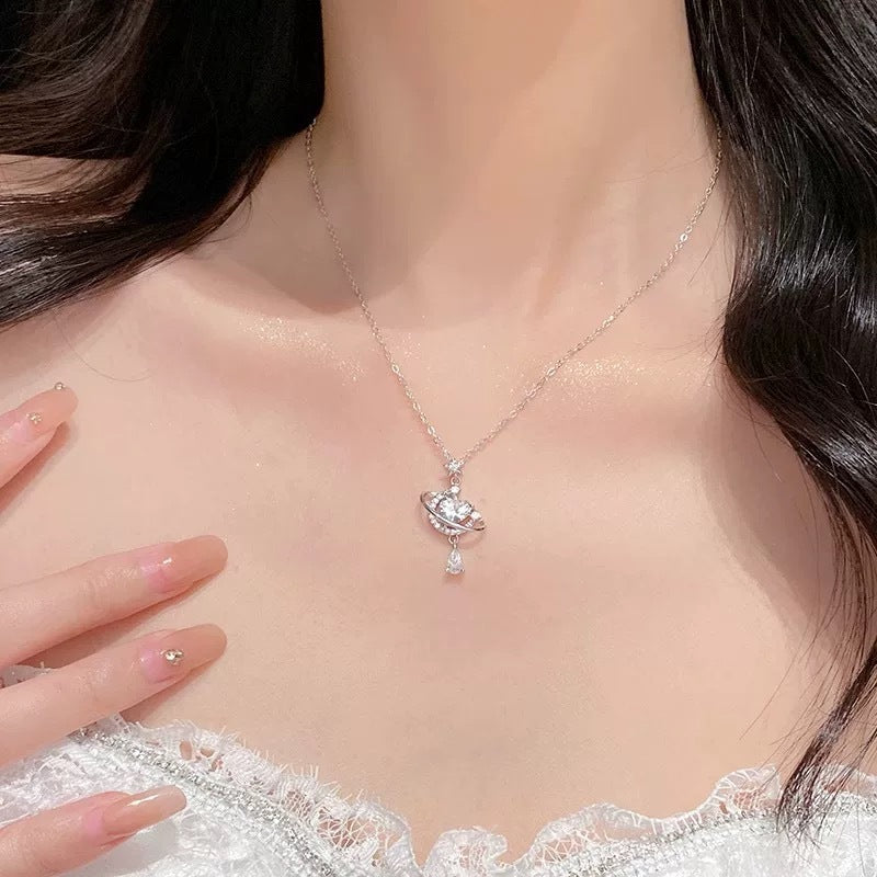 Damen Halskette mit planetarischem Anhänger und funkelnden Zirkonia Shop Nory