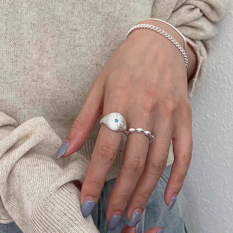 Damenring mit strukturiertem Oberflächendesign und funkelndem Zirkonia Shop Nory