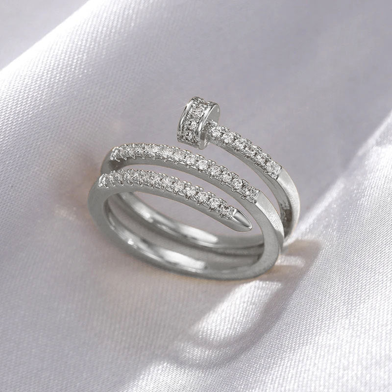 Damenring mit elegantem dreifachem Banddesign und funkelnden Kristallen Shop Nory