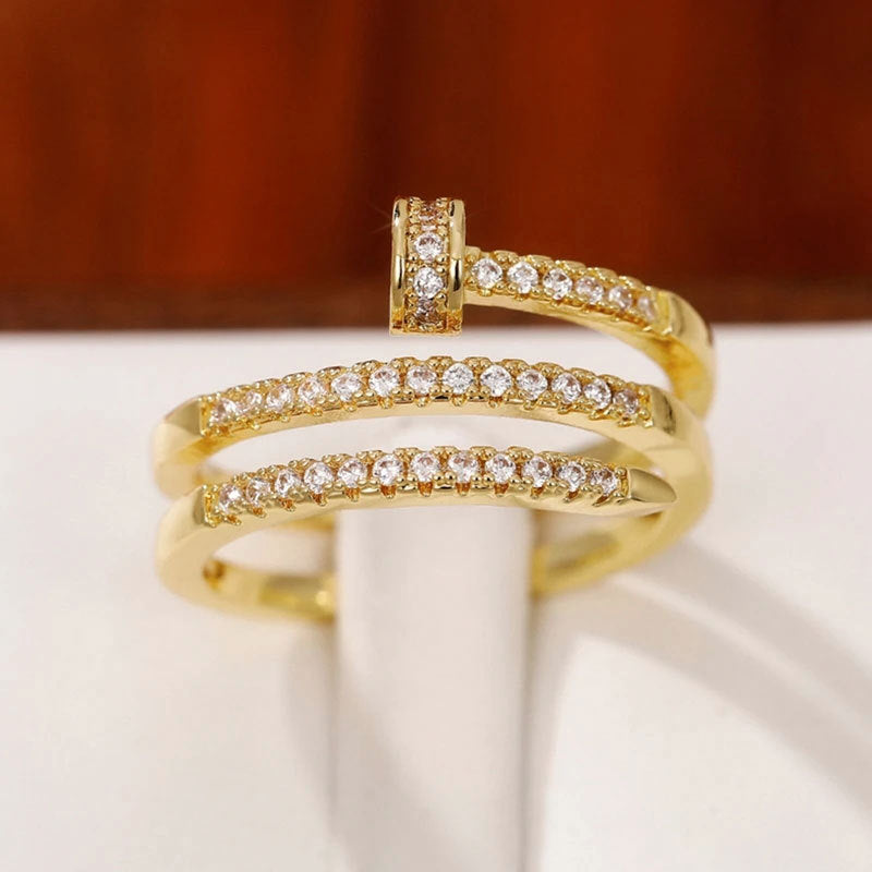 Damenring mit elegantem dreifachem Banddesign und funkelnden Kristallen Shop Nory
