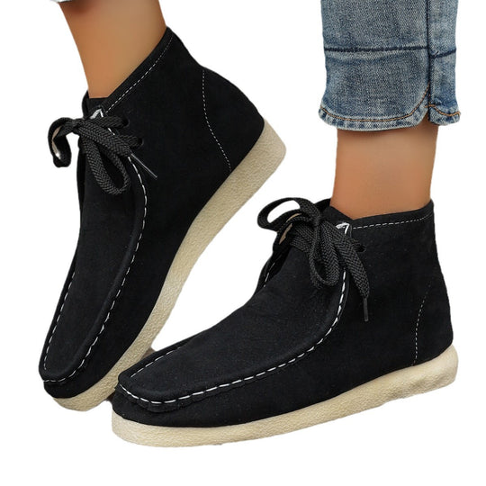 Damen knöchelhoher Mokassin-Boot mit Wildlederoptik, getragener Moccasin-Naht, dämpfender Crepe-Laufsohle und robusten Schnürsenkeln Shop Nory