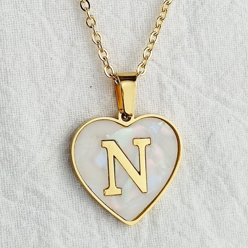Damen Halskette mit herzförmigem Anhänger aus Muschelschale und initialisiertem Design Shop Nory