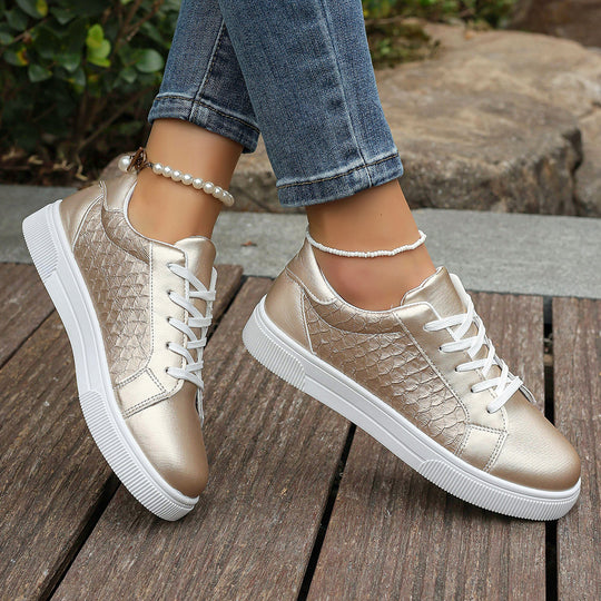 Damen Flache Sneaker mit Metallic‑Finish und geprägter Seitenstruktur Shop Nory