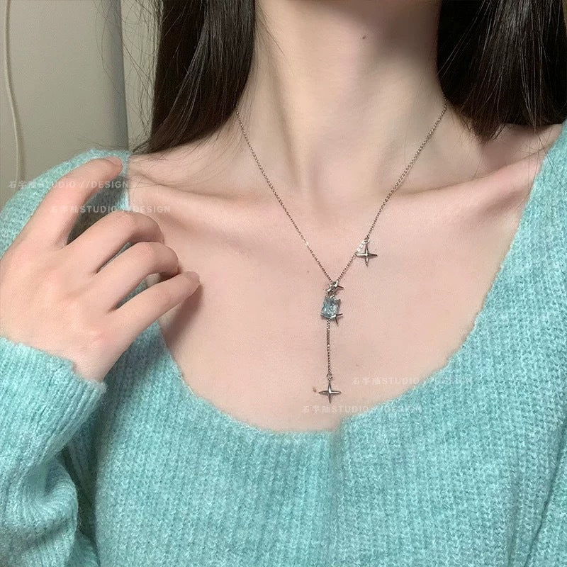 Damen Edelsteinkette mit elegantem Flugzeuganhänger und filigraner Gliederung Shop Nory