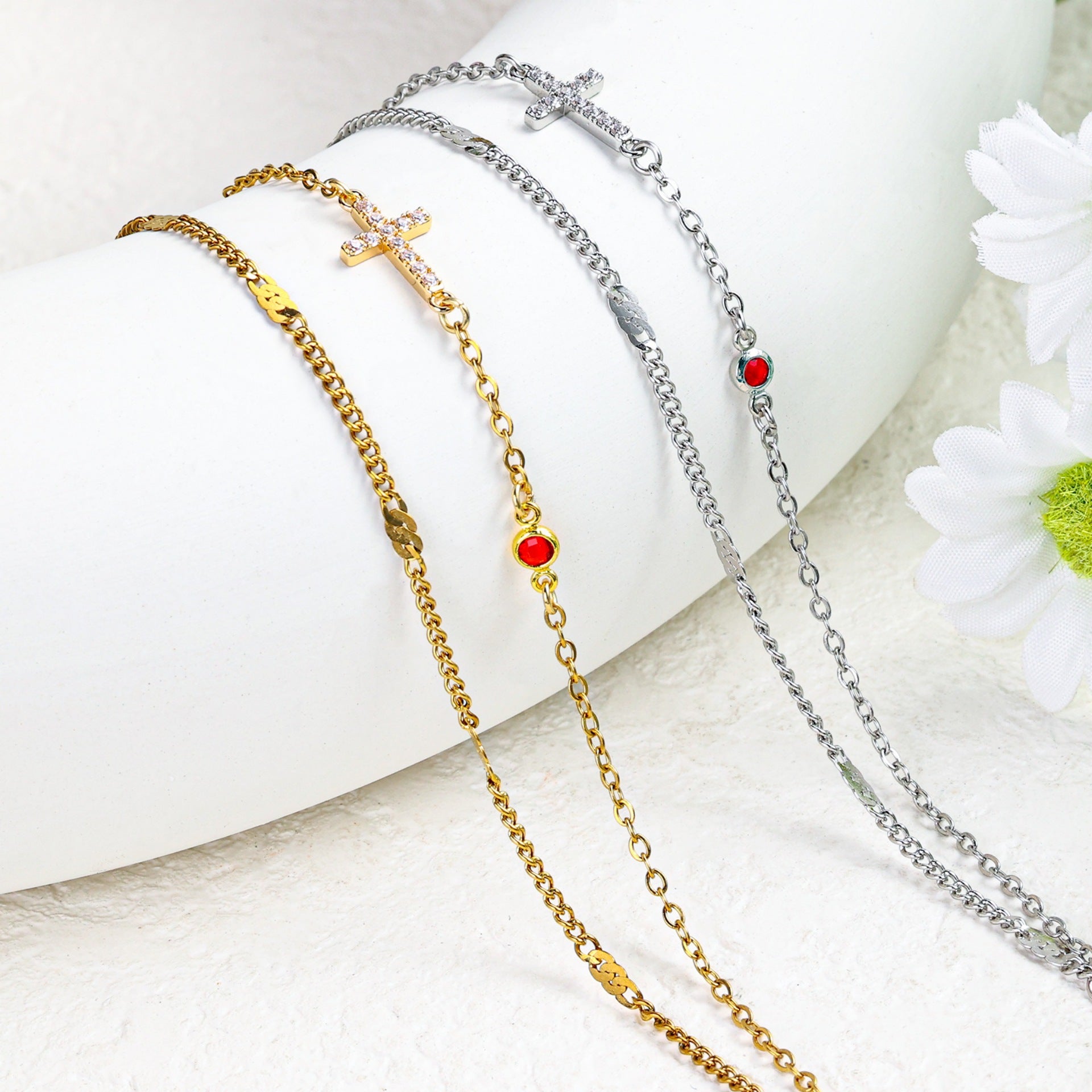 Damenarmband mit christlichem Kreuz und funkelnden Strasssteinen Shop Nory